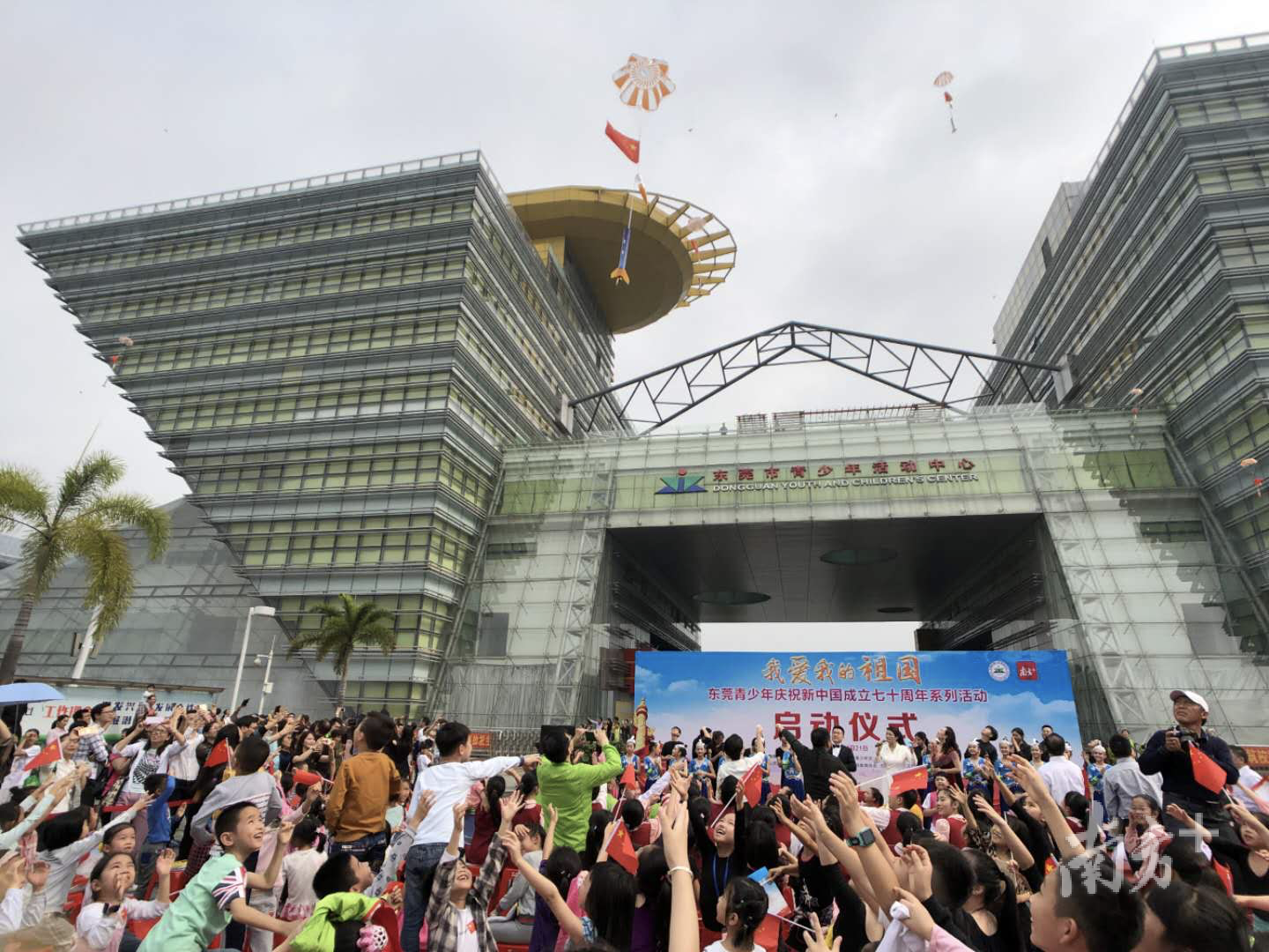 火箭升空,70面五星红旗迎风飘扬。丁展航 摄 火箭升空,70面五星红旗迎风飘扬。丁展航 摄