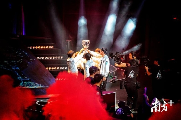 IG战队2019LPL春季联赛捧杯图。张迪 摄 IG战队2019LPL春季联赛捧杯图。张迪 摄