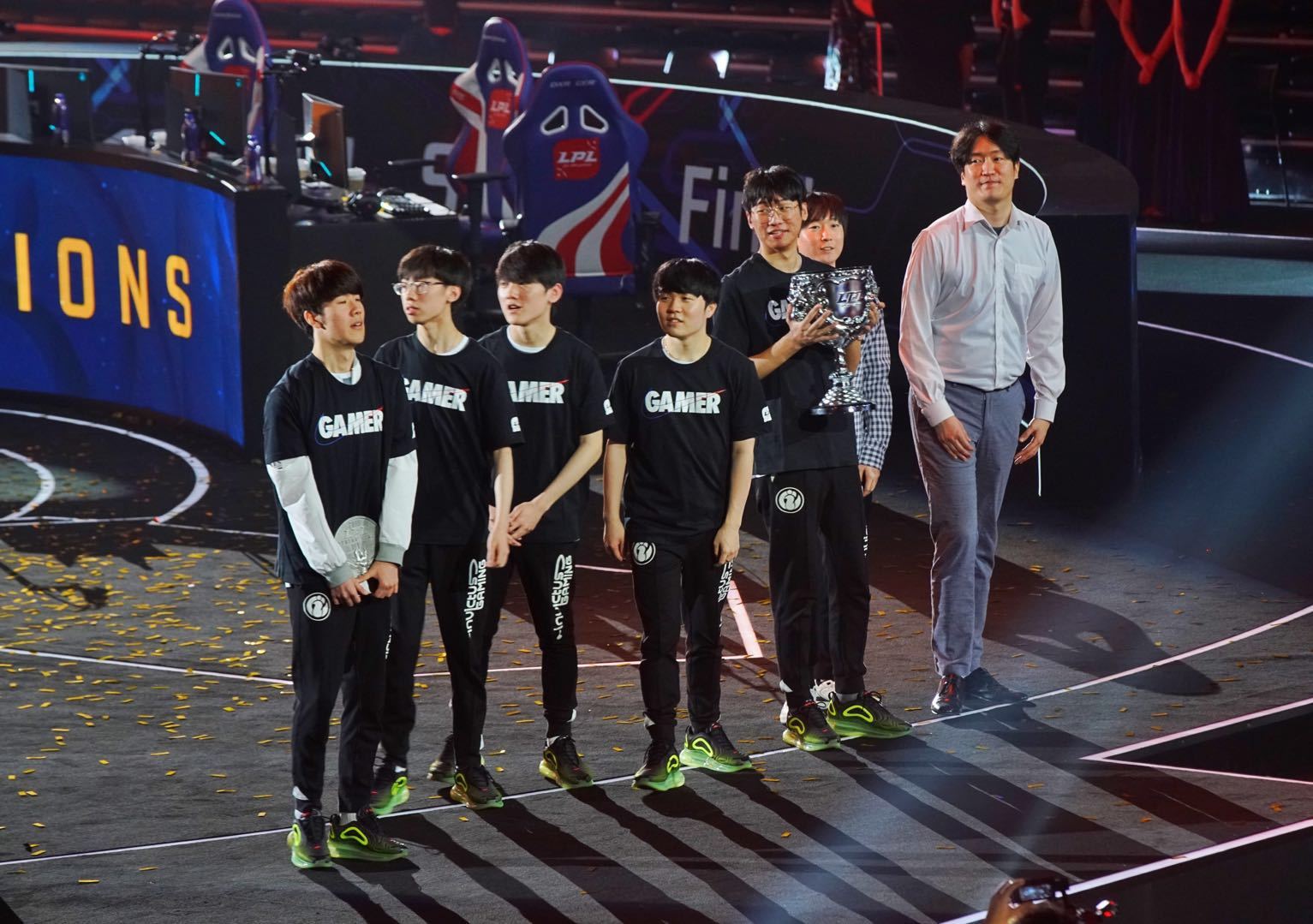 msi历届冠军|2022年MSI大赛金碧辉煌！  5届MSI冠军齐聚一堂，羁绊都是恩怨