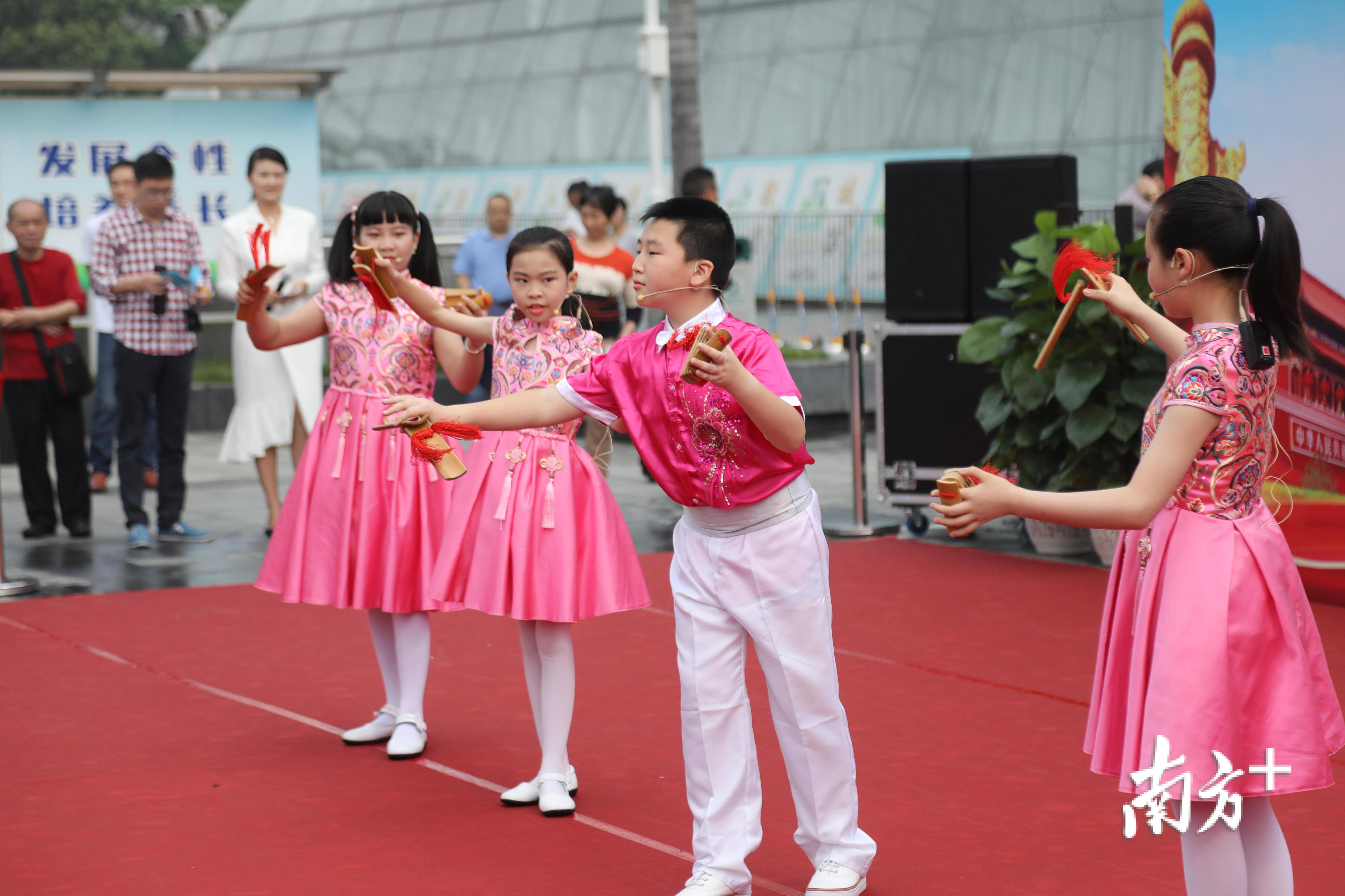 快板节目《天安门广场看升旗》 快板节目《天安门广场看升旗》