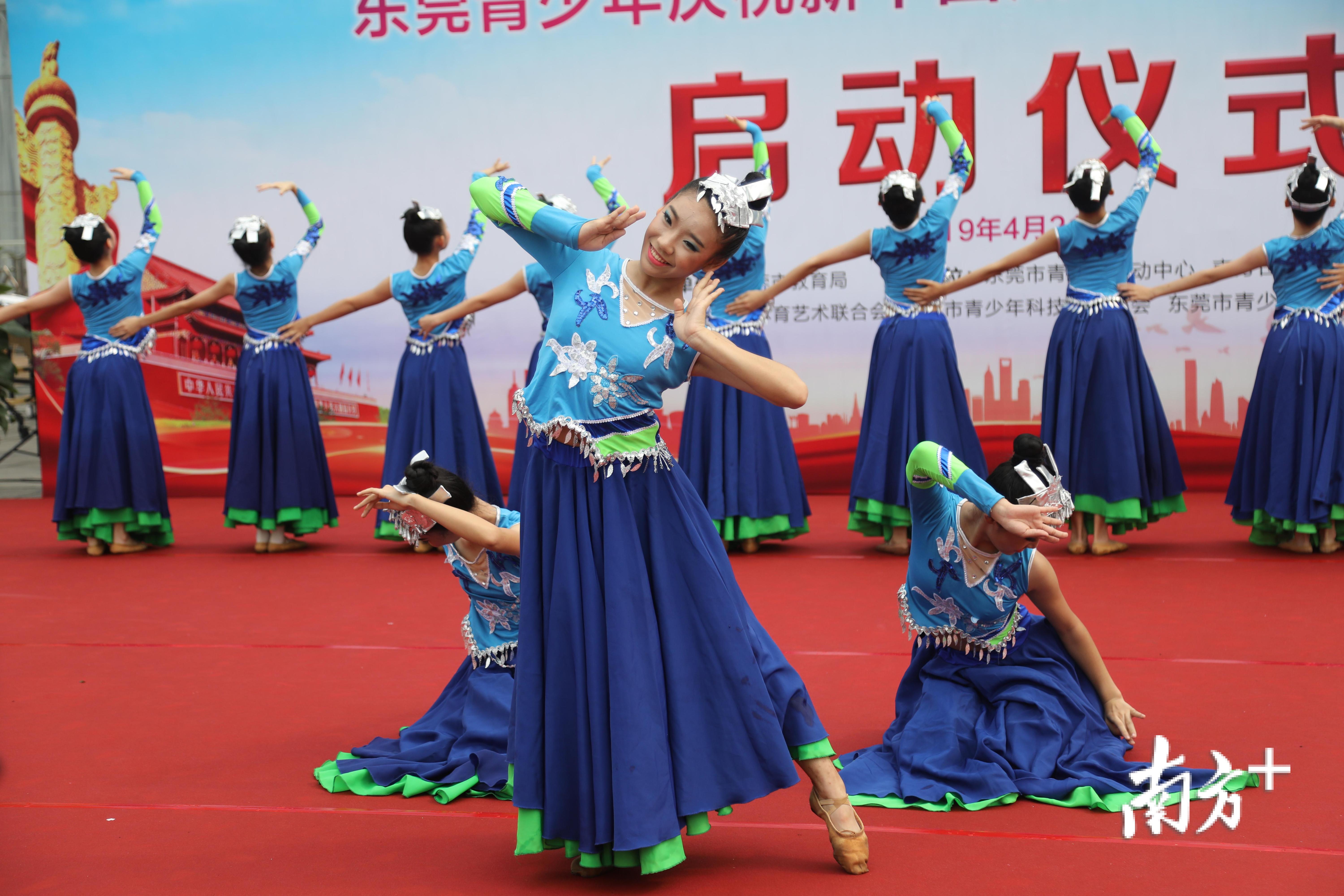 苗族风情舞蹈《水姑娘》 苗族风情舞蹈《水姑娘》