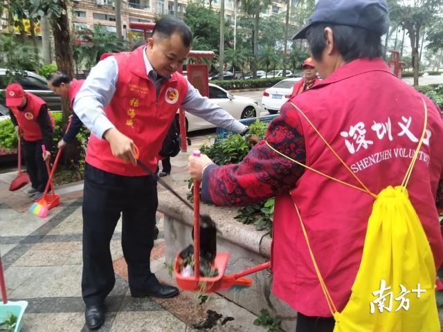 张海威与义工，学生等参加布吉街道全民清洁日活动。冼余汉 摄