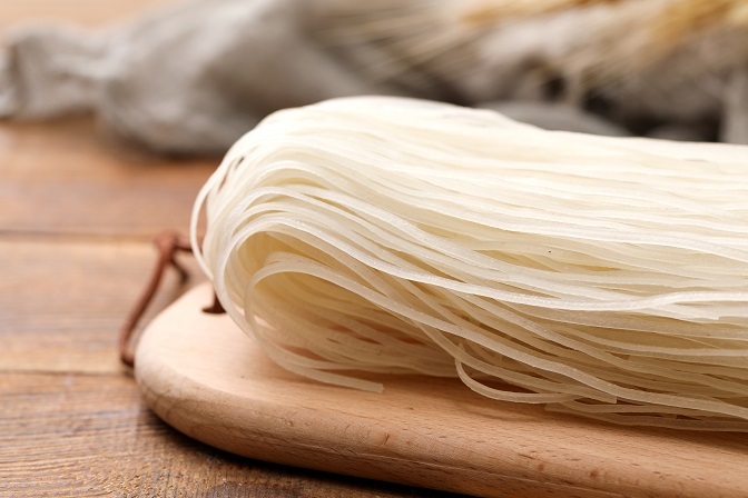 清化粉以大米为主要原料,经选米,洗涤,浸泡,磨浆,蒸煮,晾干,煮制,切粉