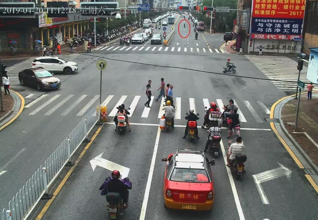史上最严行人乱穿马路不走斑马线曝光