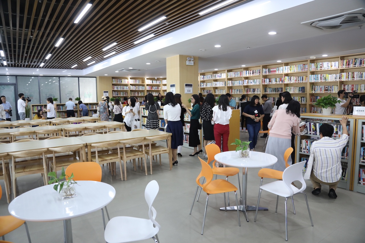 镇党委委员叶淑帆,东莞市图书馆副馆长杜燕翔等共同为自助图书馆揭牌