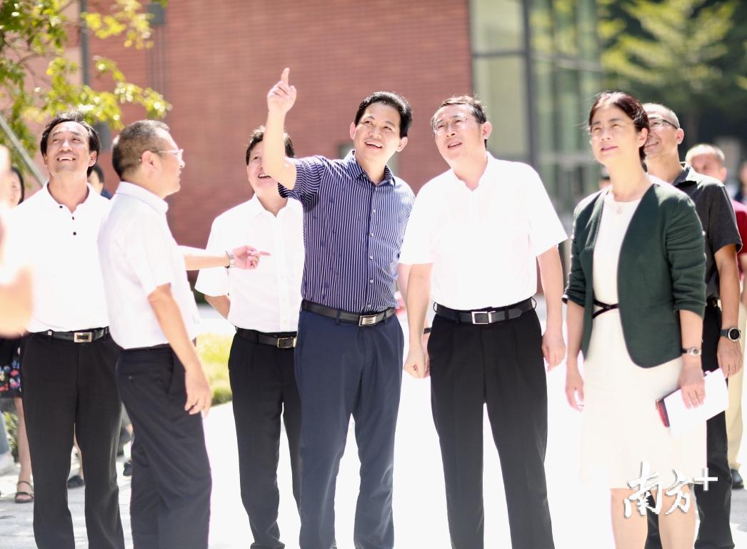 南山区委书记王强视察南外高级中学开学工作。