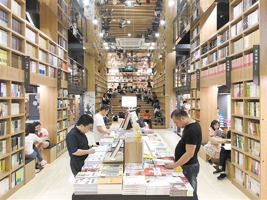 周末的新购书中心吸引了很多读者。 