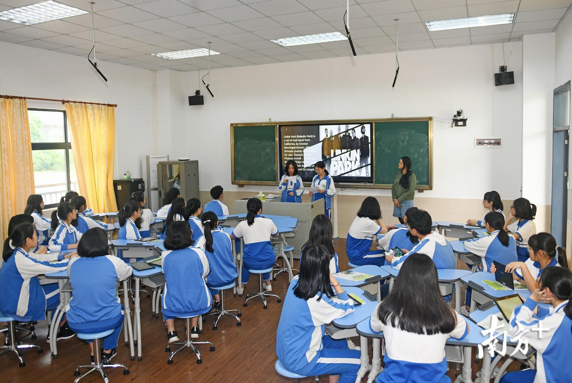 梅县外国语学校的学生在智慧课堂上课。南方日报记者 何森垚 摄