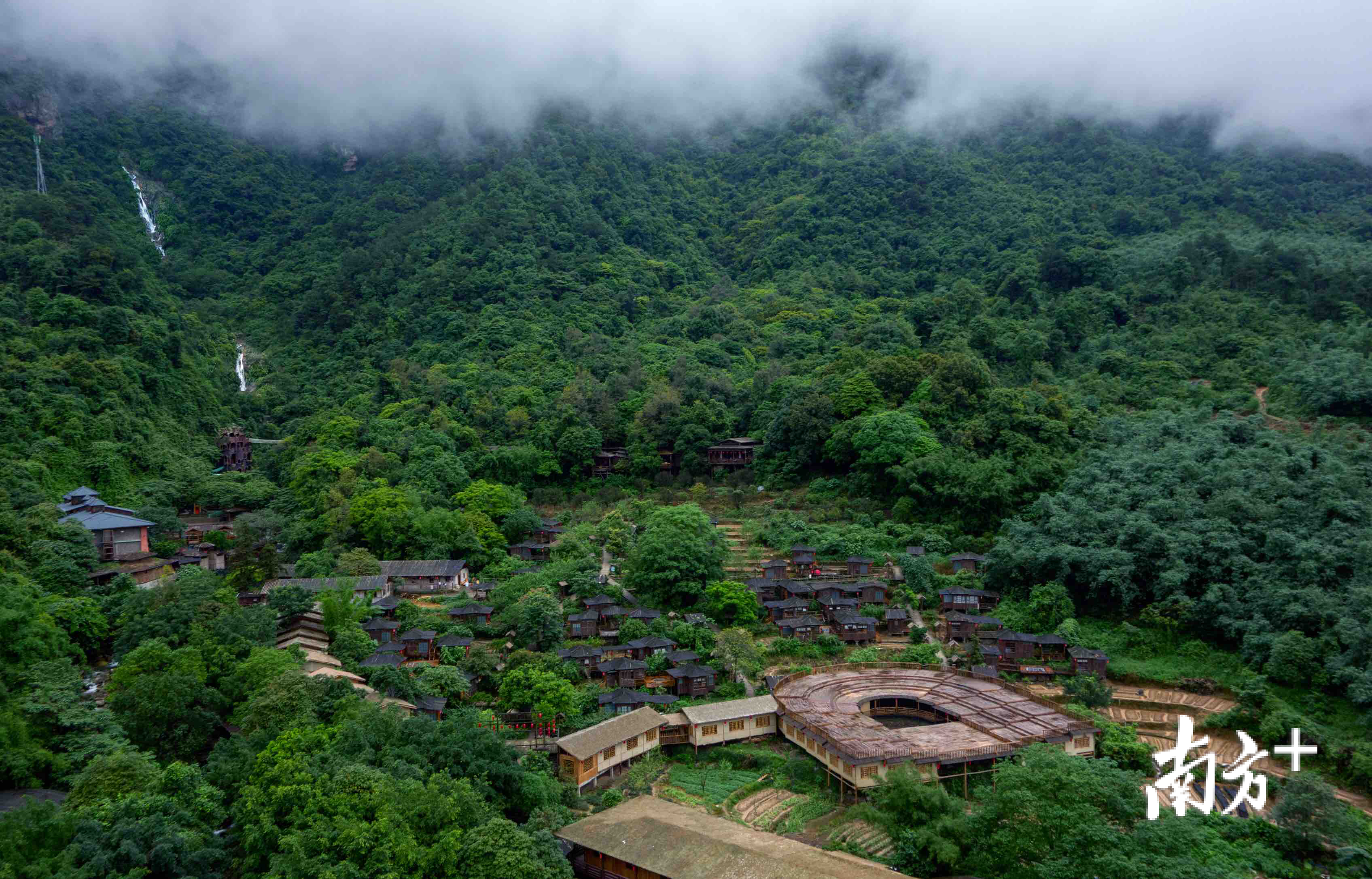 九州驿站·英德天门沟景区地处石牯塘镇八宝山(古称尧山),属于355万