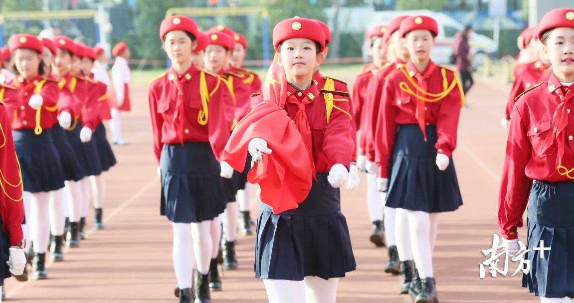 南外科苑小学国旗班参加南山区少年队鼓号队检阅大赛升旗仪式。