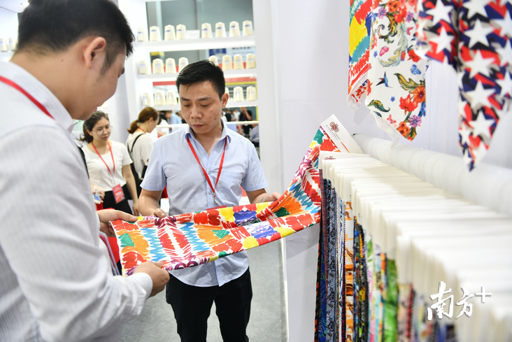 2019中国张槎纺织原料纱线面料展会吸引了众多的从业人员前来观展交流。戴嘉信 摄 2019中国张槎纺织原料纱线面料展会吸引了众多的从业人员前来观展交流。戴嘉信 摄