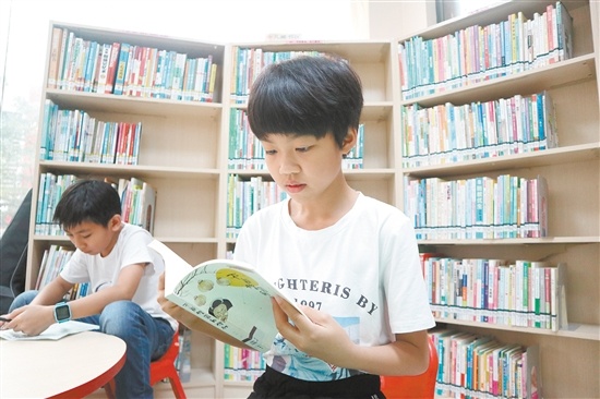 陈力为早早就到东仓里24小时自助图书馆找好位子，认真看书。