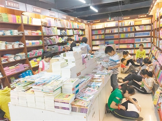 周末文华书城有很多小读者。 