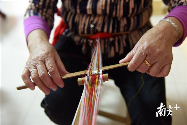 传统的手工织带仔需要好丝线。南方日报记者 梁维春 摄