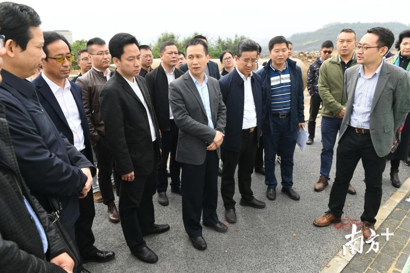 南山区区长曾湃带队调研南外（集团）深汕学校选址工作。