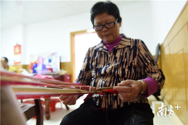 龙门瑶族传统手艺织带仔传承人杨桂兰。南方日报记者 梁维春 摄