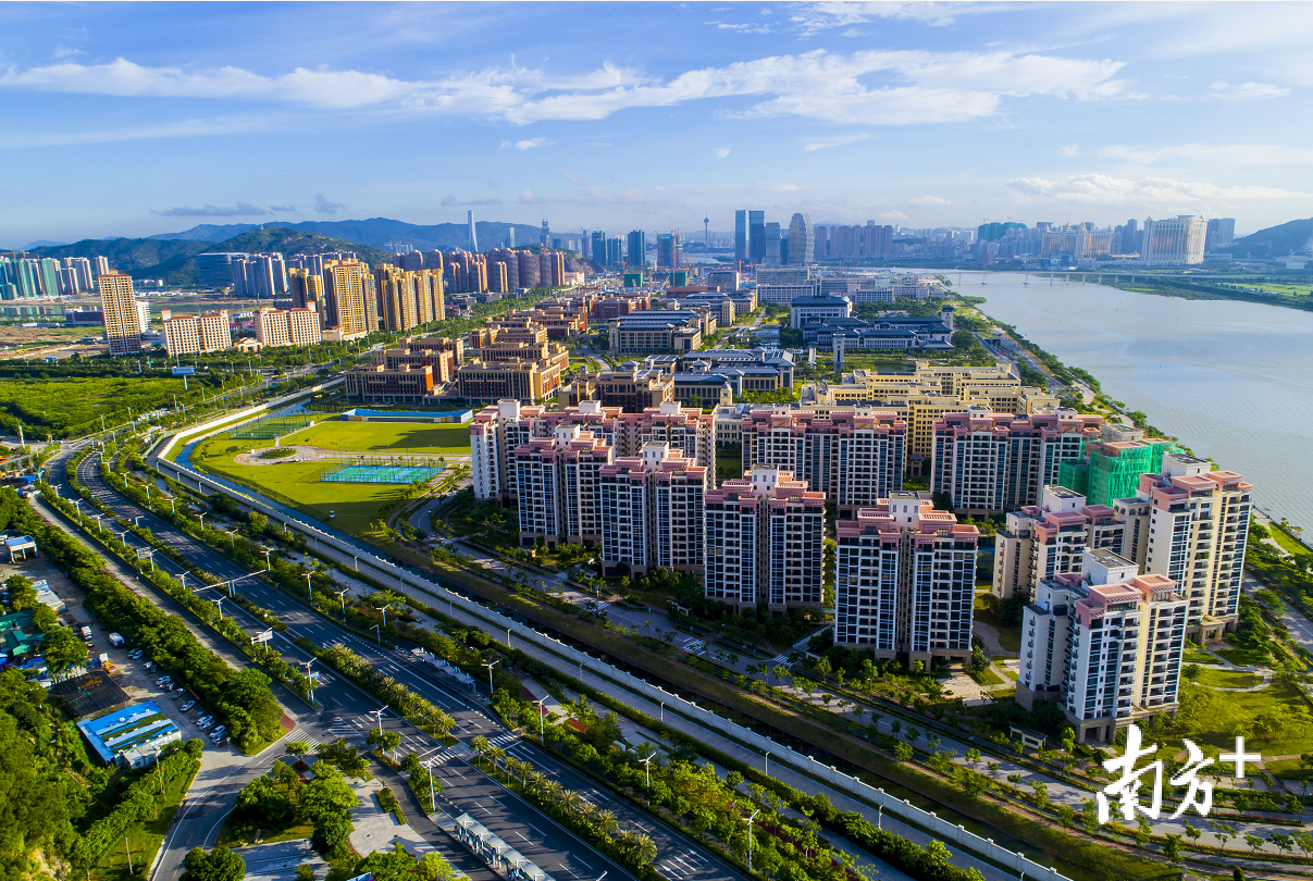 横琴新区澳门大学新校区。一旁是静静流淌的濠江。南方日报记者 关铭荣 摄