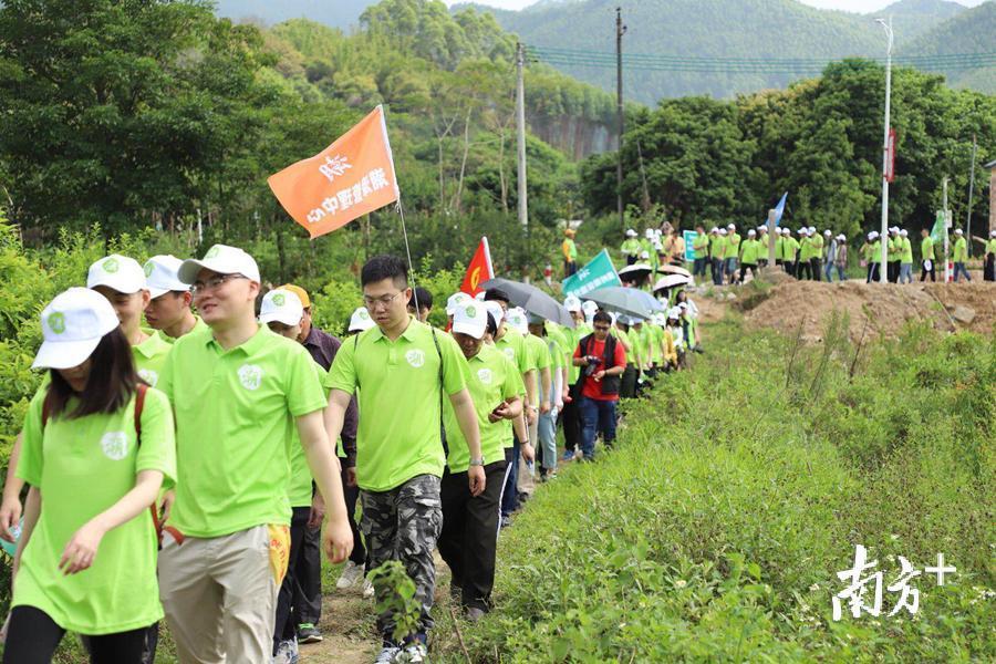 多名代表到东明村进行徒步活动。