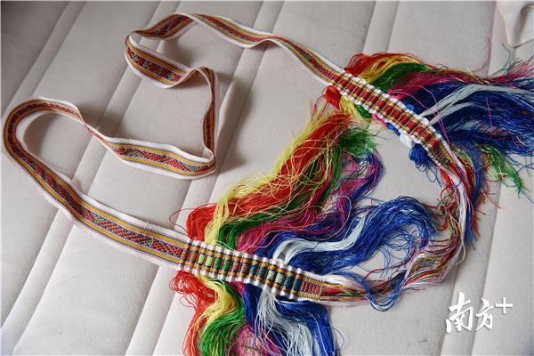 每条带仔上面都有猪肚、榄仔榄壳、松仁松籽等图案。南方日报记者 梁维春 摄