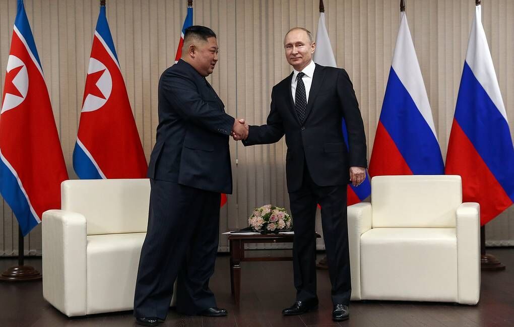金正恩(左)与普京(右)会晤。  来源：俄塔社
