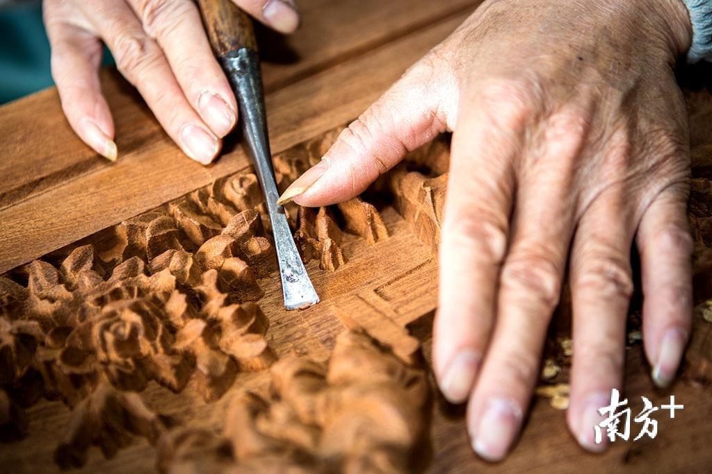 木雕手艺需要"慢工出细活".(袁群华 摄)