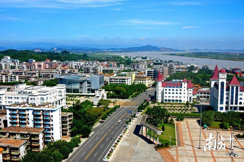 高明坚持在城市管理和服务的细微处下功夫，城市管理公众满意度逐年提升。资料图片