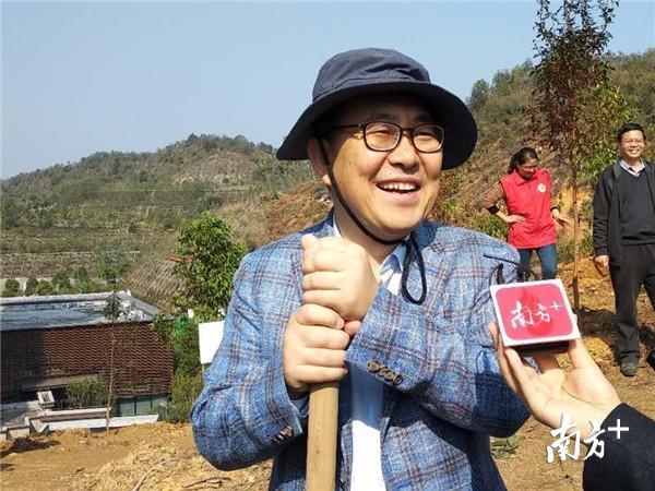 今年3月，洪性旭在惠州参加植树活动时也曾接受南方日报、南方+记者采访，点击图片可看详细报道。
