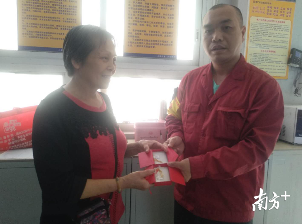 金饰归还现场。图片由佛广公汽樵江分公司提供