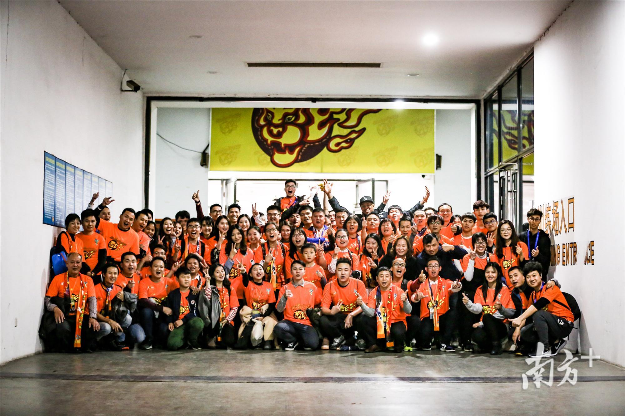 东莞球迷联盟在宏远球馆合照（万佩珊摄）