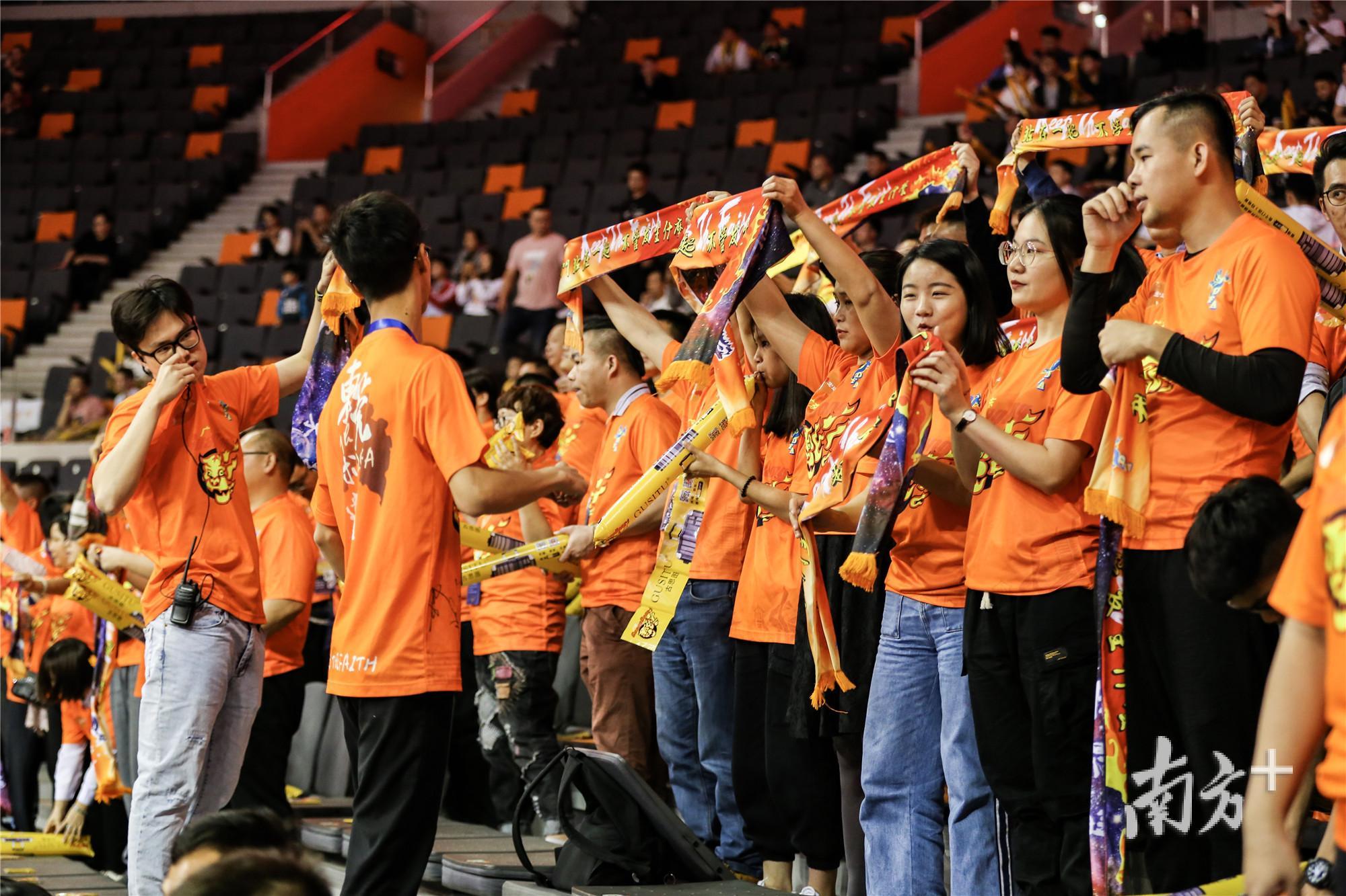 东莞球迷联盟正在为喜爱的球队呐喊助威（万佩珊拍摄）