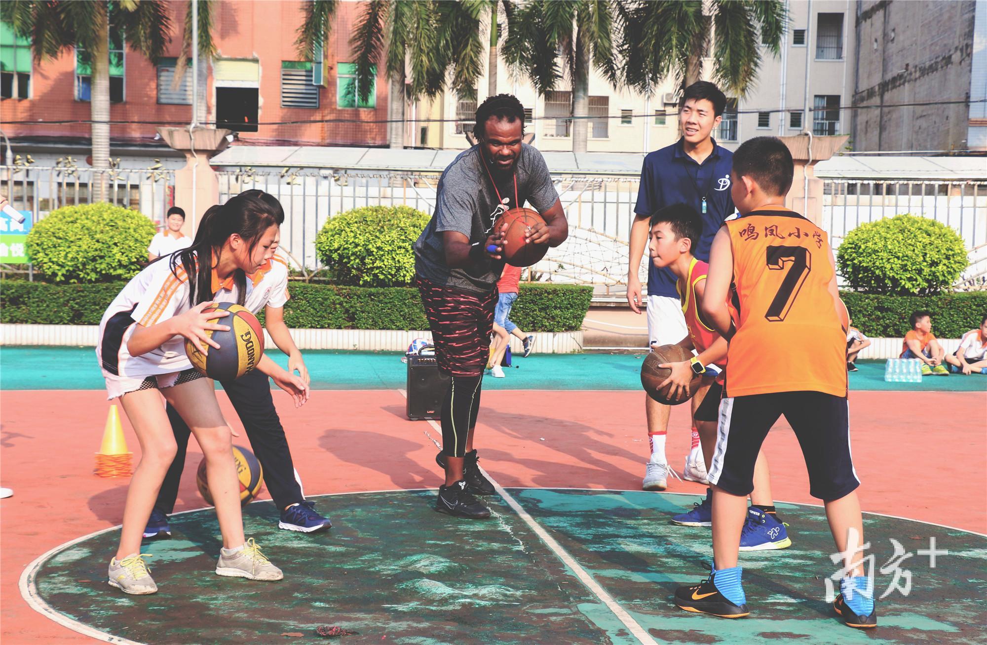大朗，一群学生正在接受篮球培训（万佩珊拍摄）