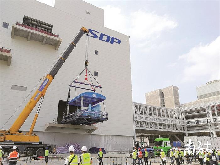 今年2月，8K高精度曝光机由吊装机吊装进入无尘工厂