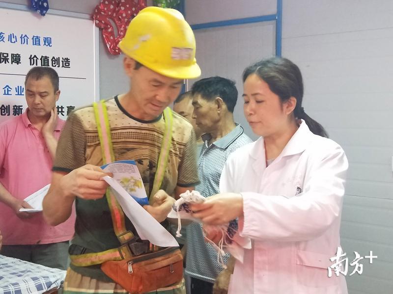 赠送中药防蚊包并讲解使用方法 。通讯员供图