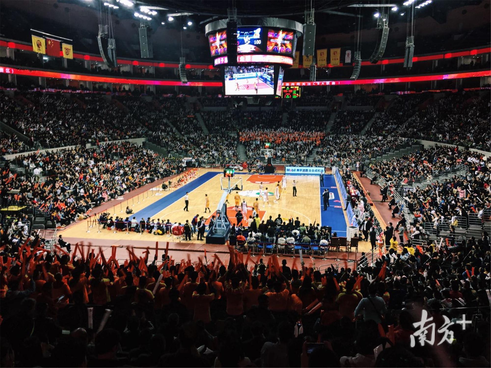 东莞的NBA级别球馆东莞篮球中心正举行一场CBA比赛。万佩珊摄  