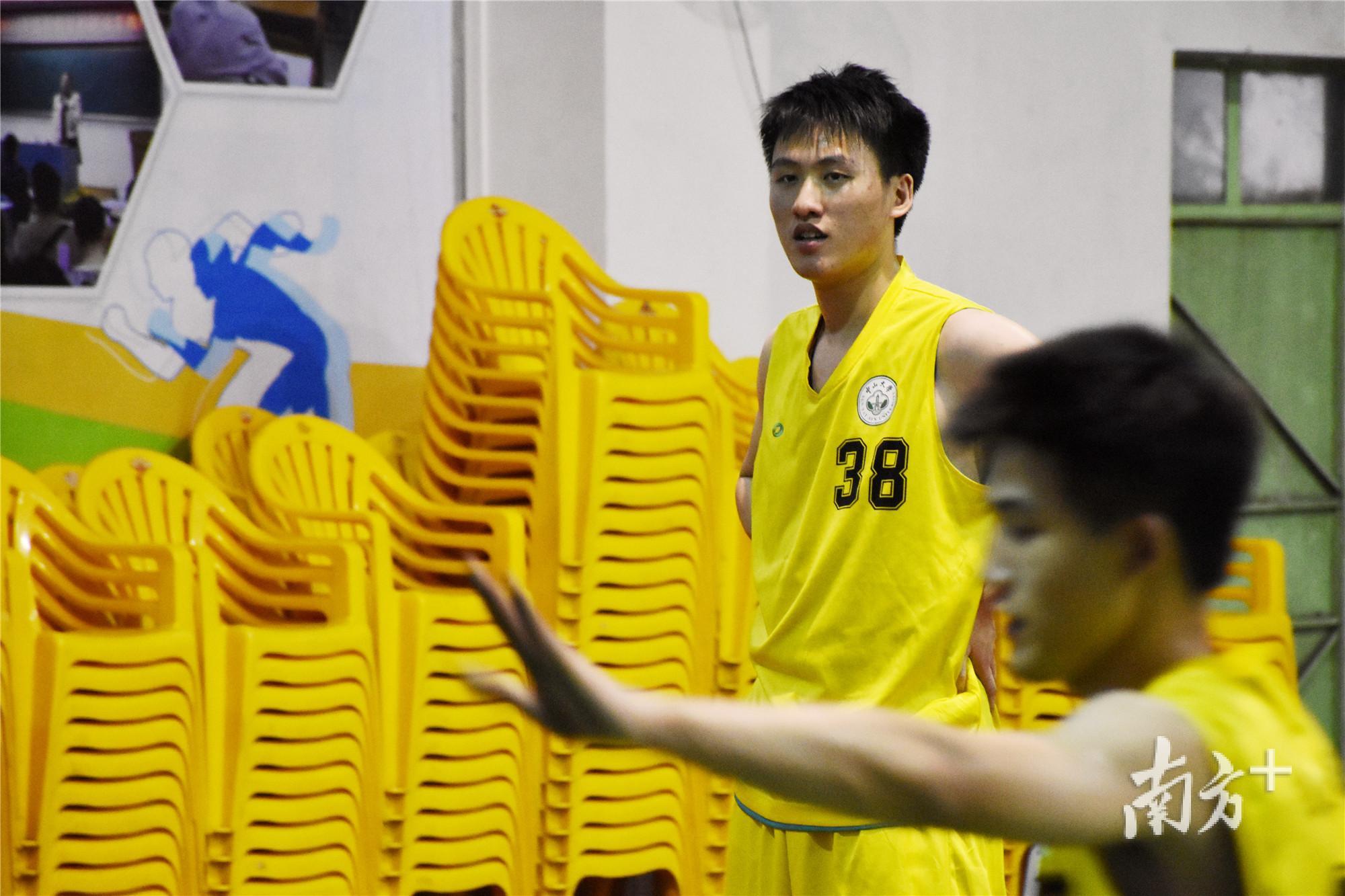 周末，东城五小球馆内一群年轻人正在打篮球（万佩珊拍摄）