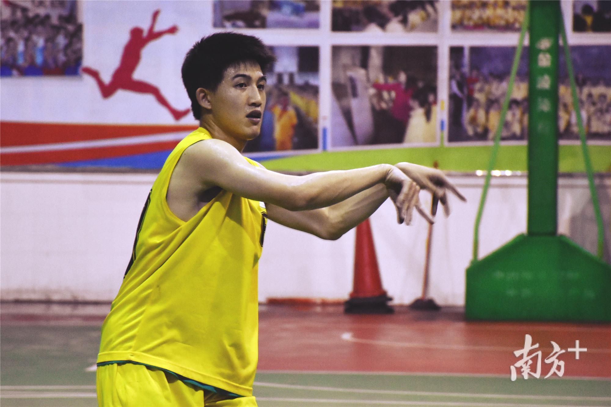 周末，东城五小球馆内一群年轻人正在打篮球（万佩珊拍摄）