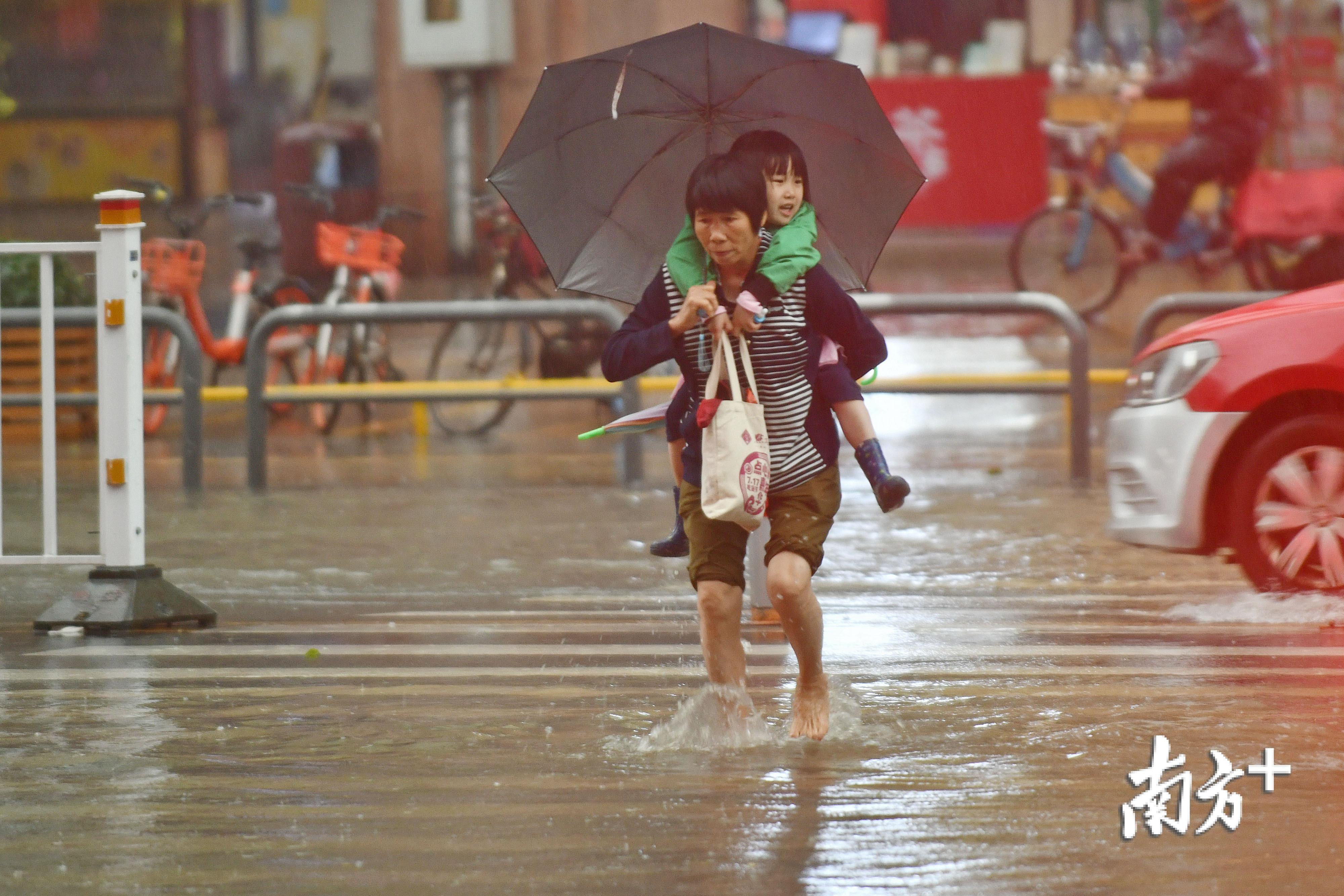 疯狂倒水！广州市内多处水浸！未来一小时局地可能出现龙卷风|龙卷风|广州市|暴雨_新浪新闻