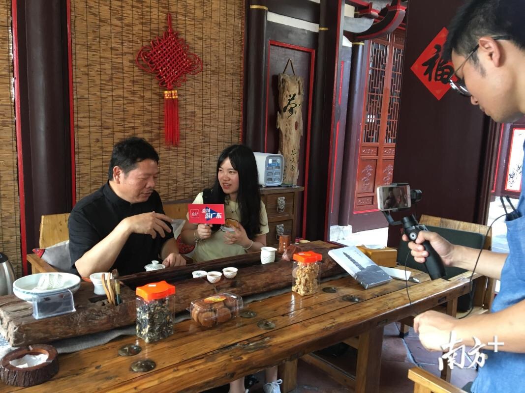 南方+主播逛古城,走进客栈,体验潮州工夫茶文化。资料图 南方+主播逛古城,走进客栈,体验潮州工夫茶文化。资料图