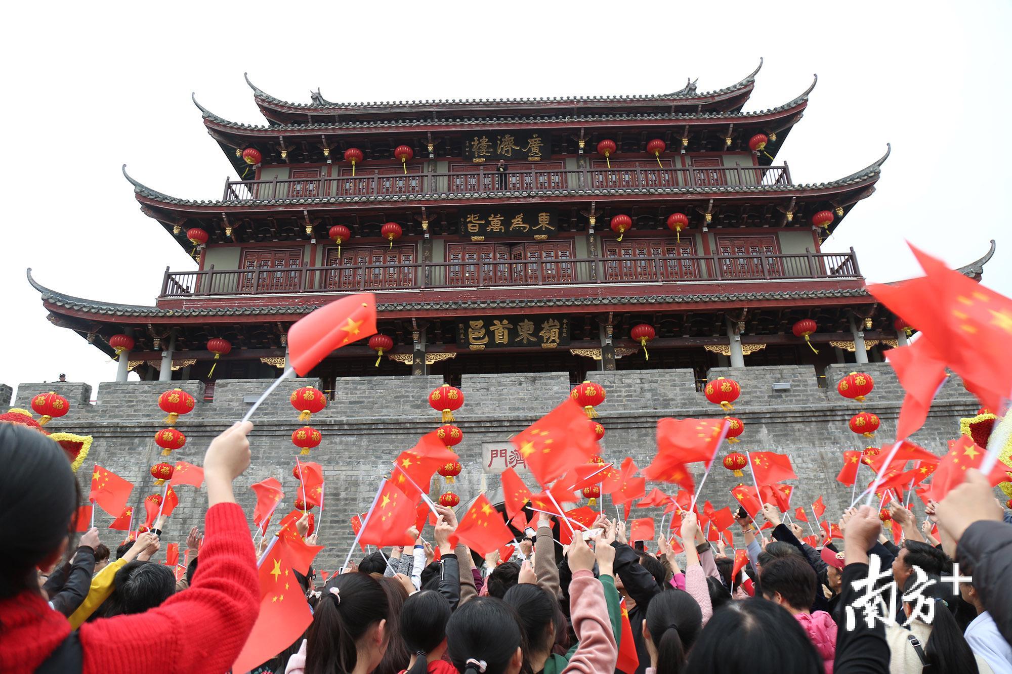 千人快闪《我和我的祖国》在古城潮州的广济门前唱响。苏仕日 摄 千人快闪《我和我的祖国》在古城潮州的广济门前唱响。苏仕日 摄