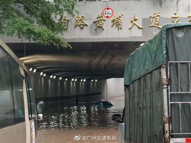 据@广州交通电台 消息，目前，科韵路黄埔大道隧道有很深积水，请绕道行驶。