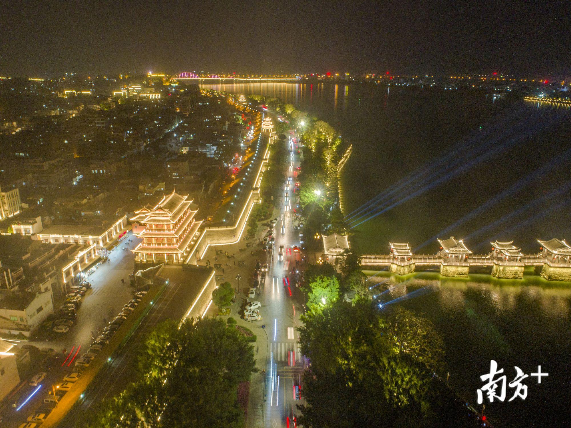 一江两岸灯光秀。郑坚 摄 一江两岸灯光秀。郑坚 摄