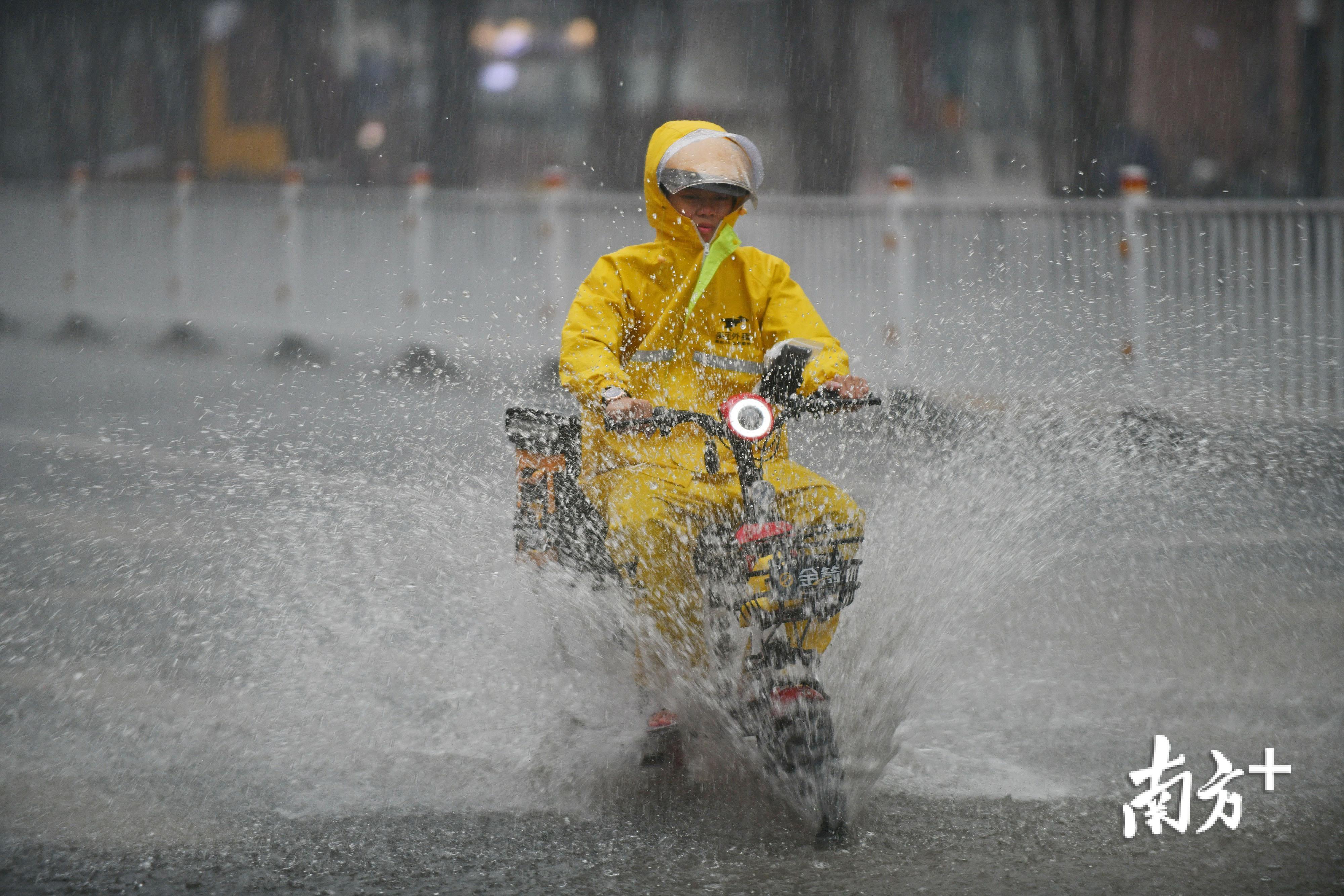 图集|落雨太大水浸街,出门带伞也没用哦