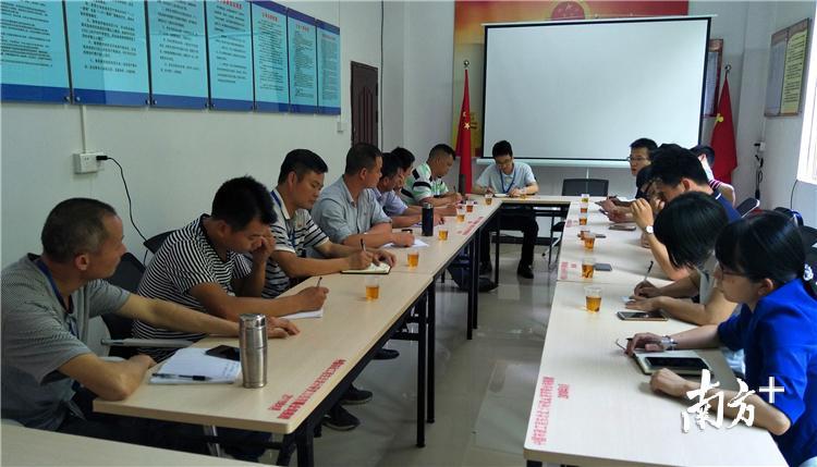 早上8点半，陆飞红在村中召开例会，布置每日工作安排。 陈咏怀 摄