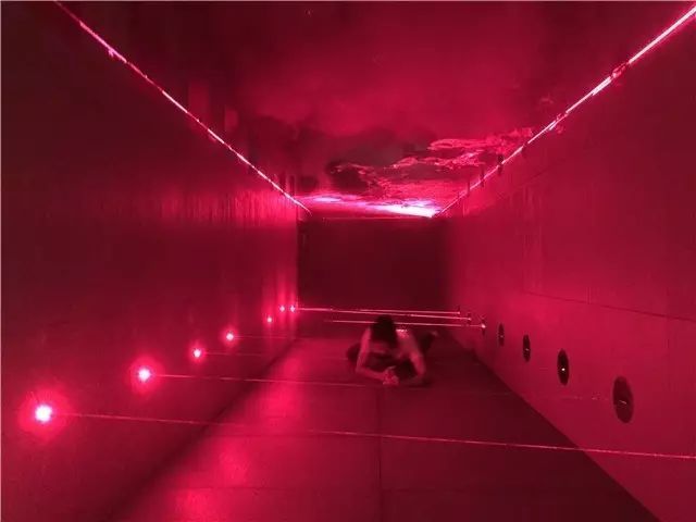 △工作人员示范匍匐前进 △工作人员示范匍匐前进