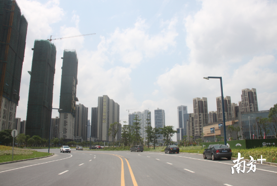 佛山新城内商住楼盘还在不断增多。欧阳少伟摄 佛山新城内商住楼盘还在不断增多。欧阳少伟摄