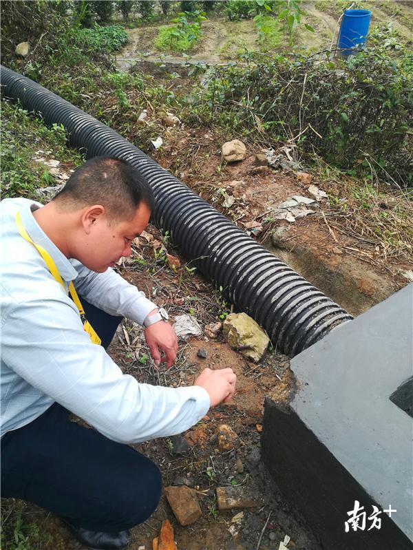 陆飞红检查村中水利设施建设情况。陈咏怀 摄