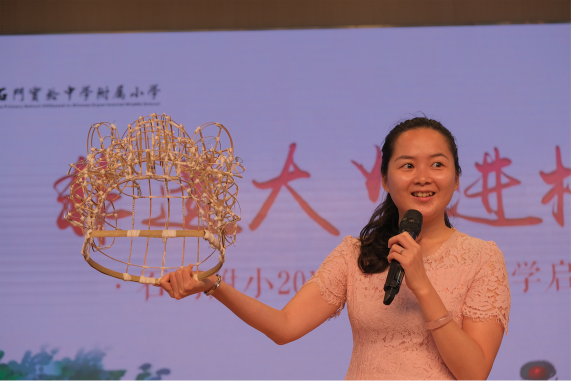 周嘉欣与同学们讲述彩扎佛山狮头的来历。 周嘉欣与同学们讲述彩扎佛山狮头的来历。