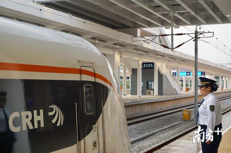 致敬劳动者看湛江西站客运值班员潘月的一天披星戴月为了每一次平安