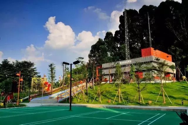 △路灯都做成了消防帽的形状 △路灯都做成了消防帽的形状