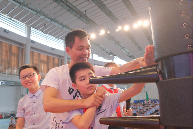 张海州现场手把手教授咏春拳动作要领。 张海州现场手把手教授咏春拳动作要领。